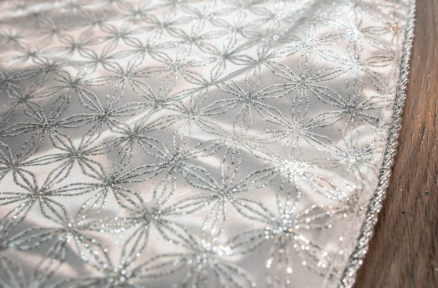 Falda de árbol blanca y plateada de 48" con borde plateado