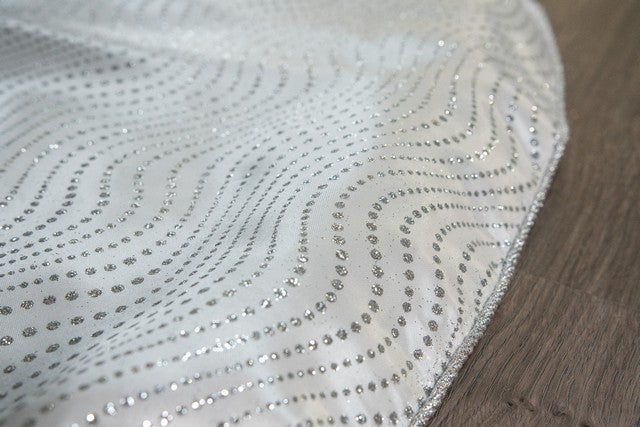 Falda de árbol de lunares con purpurina blanca y plateada de 48"