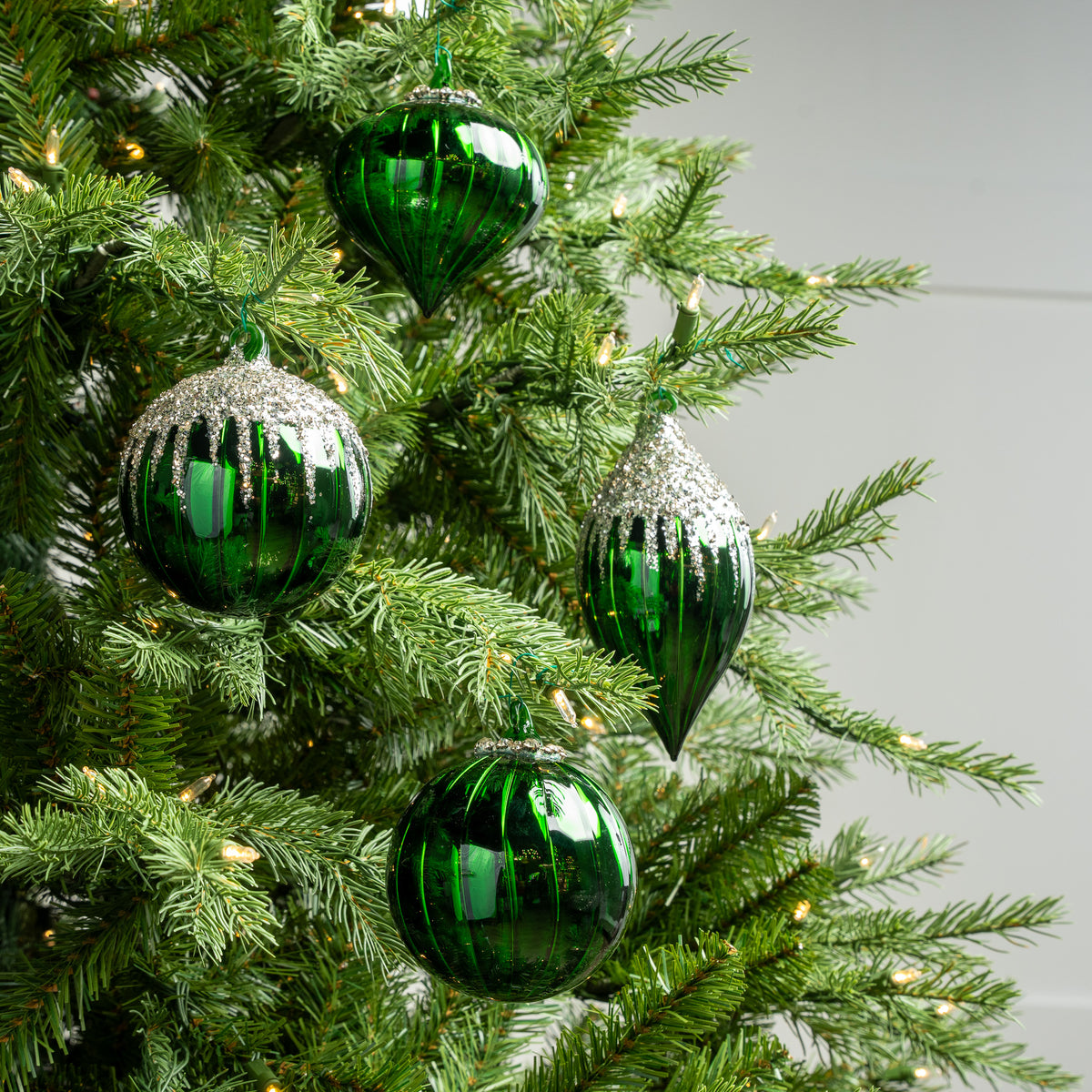 Adorno de cristal brillante verde de 4" surtido, juego de 12