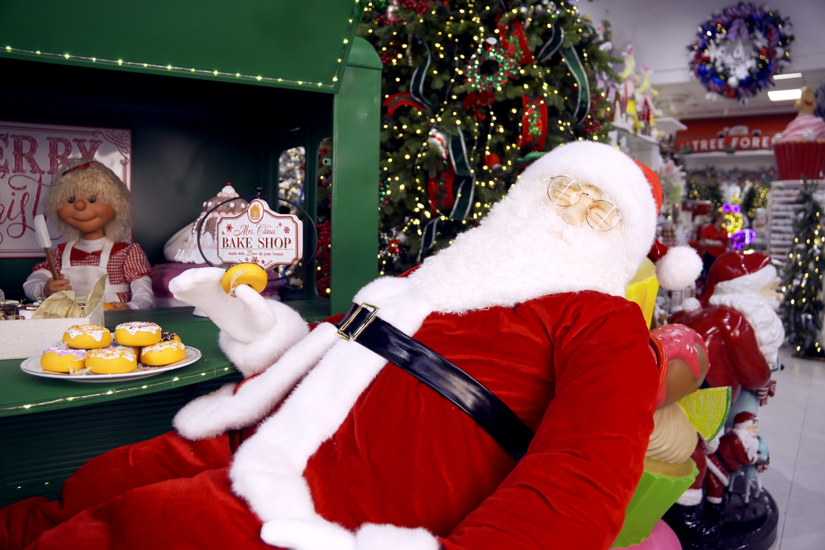 6 FT Santa Claus Leaning Back