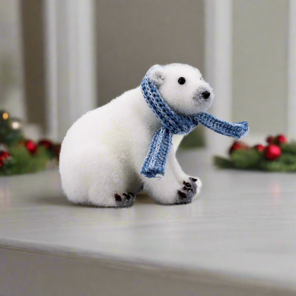 Oso polar sentado de 5" con bufanda azul (juego de 2)