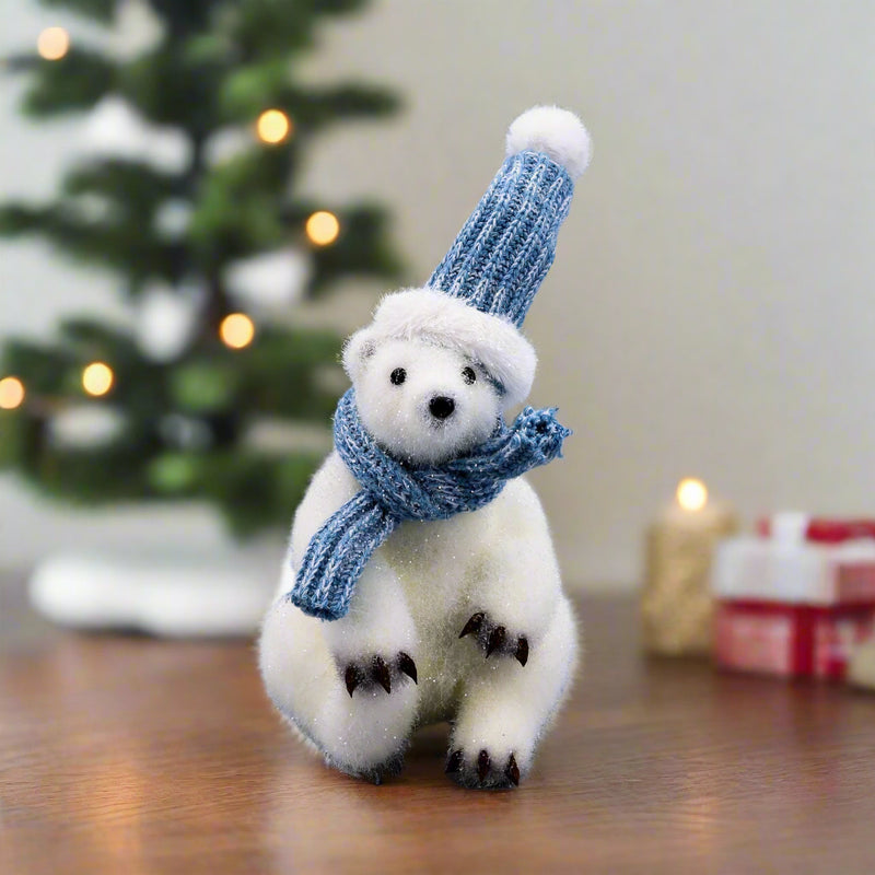 Oso polar sentado de 10" con bufanda y gorro azules