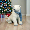Oso polar sentado de 19" con bufanda azul