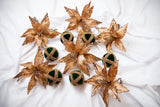 Paquete de adorno y flores de opulencia verde y oro rosa