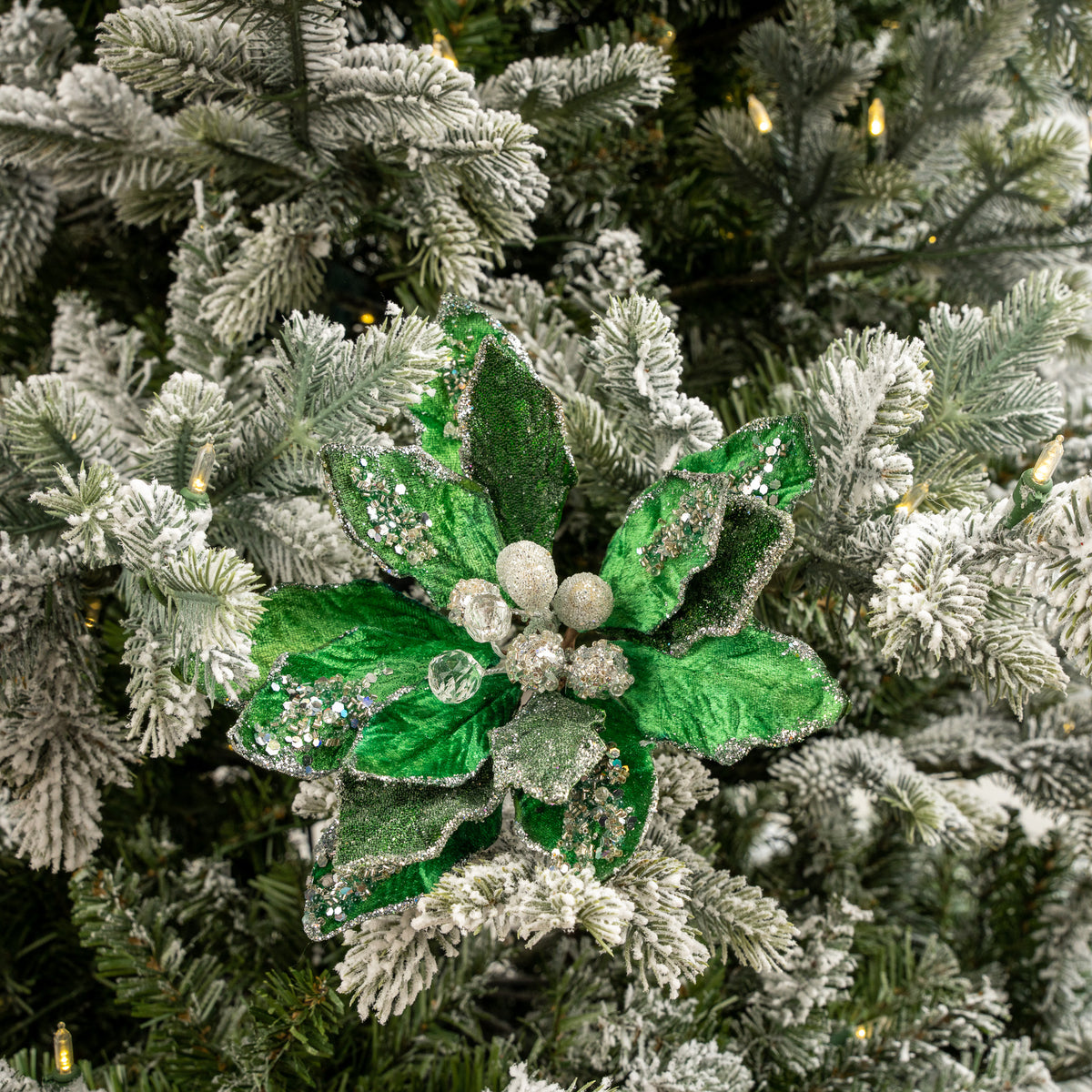 Juego de 6 poinsettias plateadas y esmeraldas de 18"