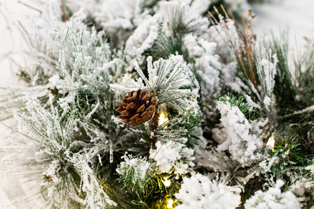 Guirnalda Bear Mountain de 9 pies x 18 pulgadas preiluminada con 150 luces LED transparentes