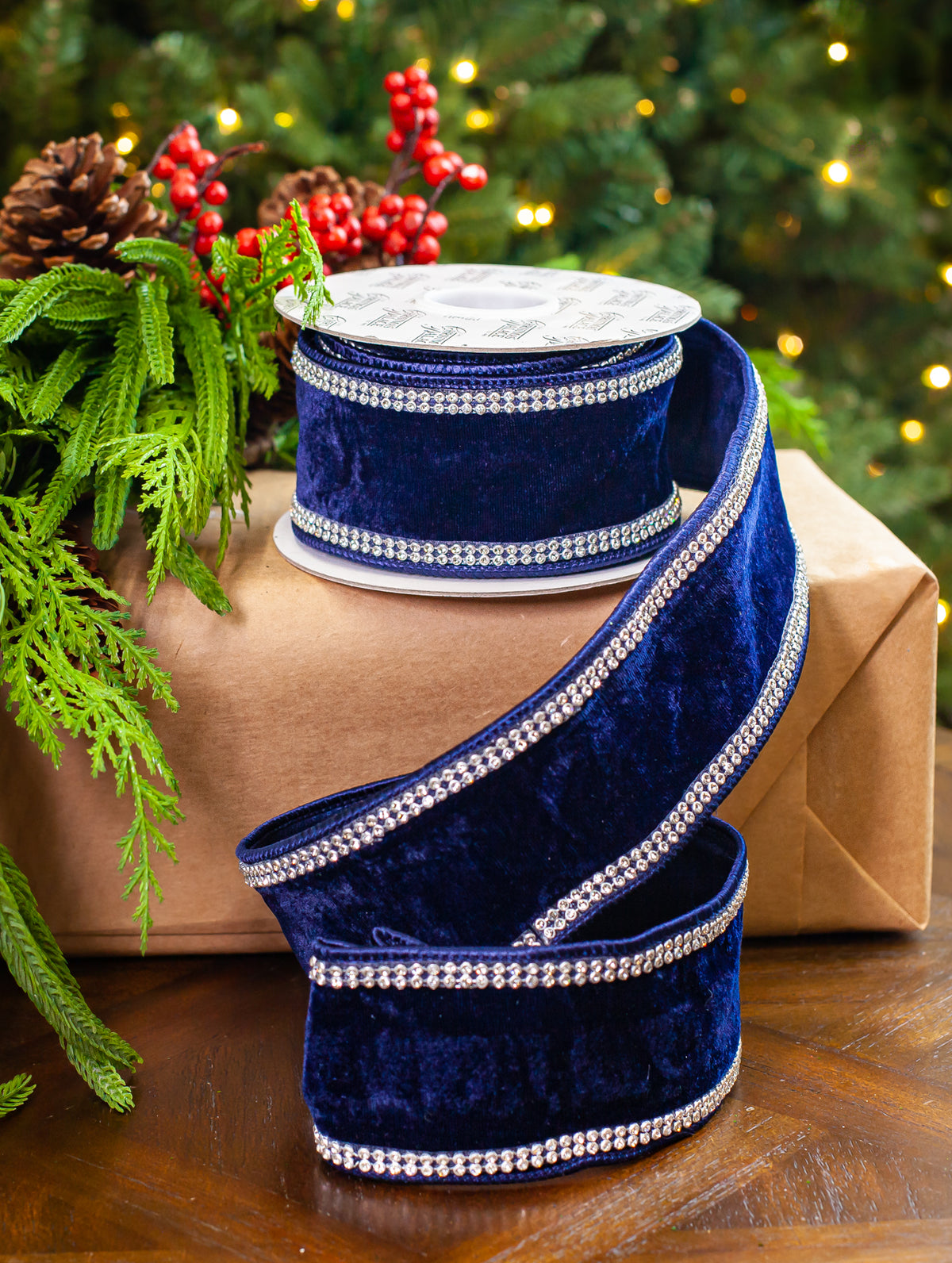 Cinta de terciopelo azul marino de 2.5" X 5YD con adornos de Swarovski