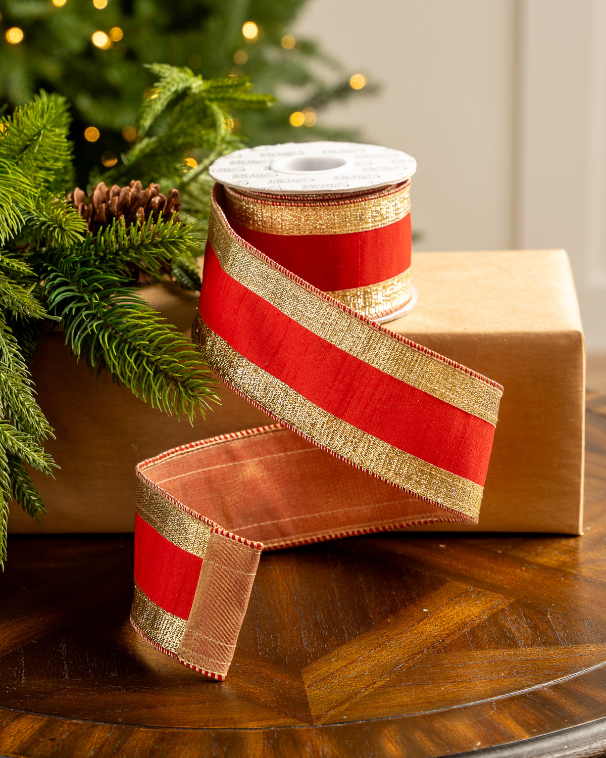 Cinta roja de 2.5" X 5YD con borde dorado claro
