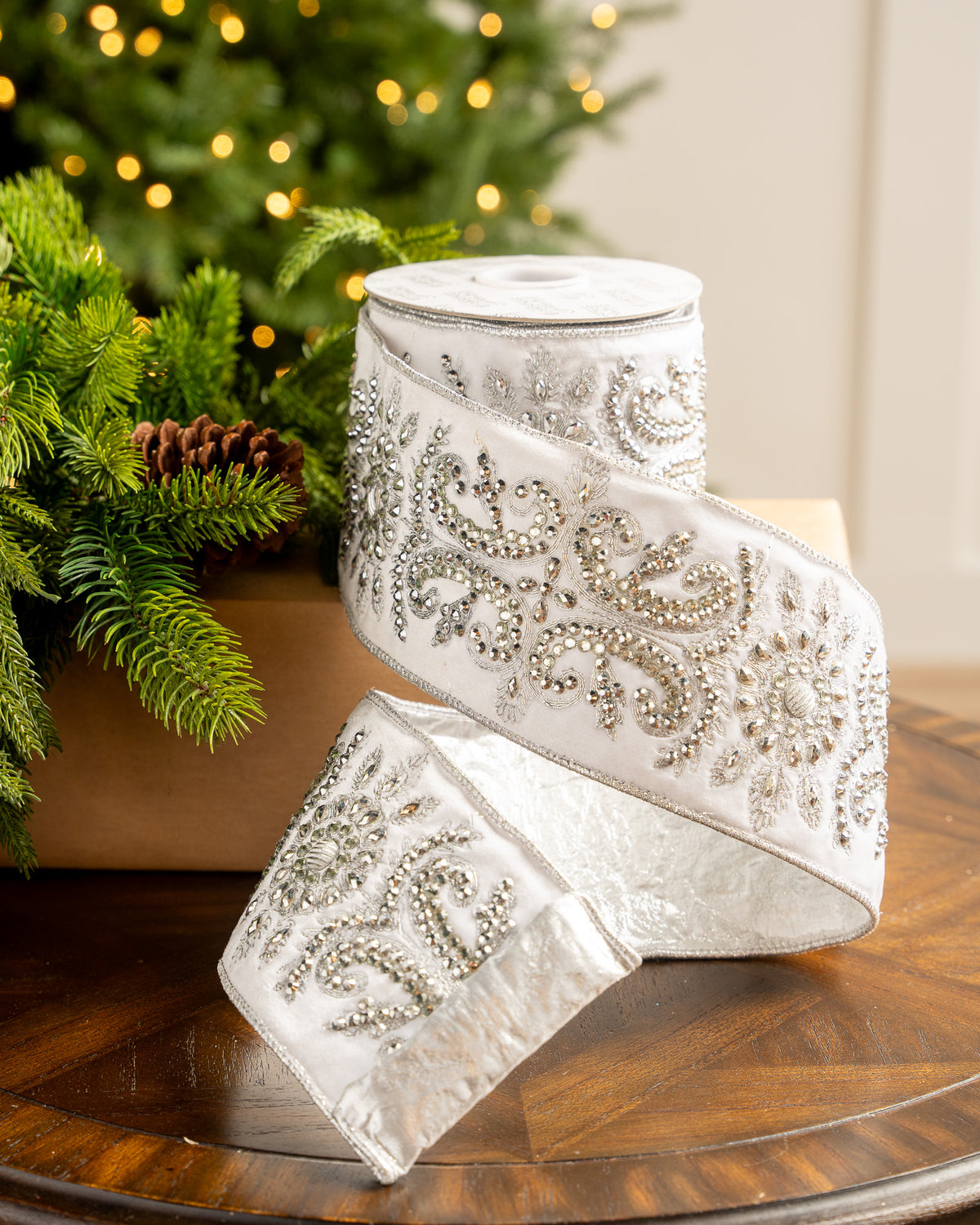 Cinta de terciopelo blanco de 4" x 5 yardas con joyas de cuentas plateadas