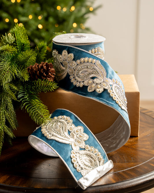 Cinta de terciopelo azul de 10 cm x 4,5 m con perlas y joyas plateadas