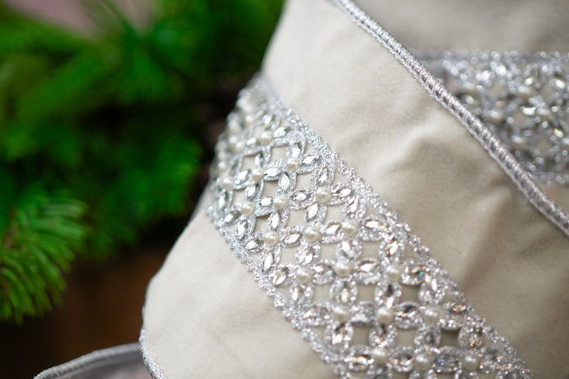 Cinta de terciopelo marfil de 4" X 10YD con perlas y joyas plateadas