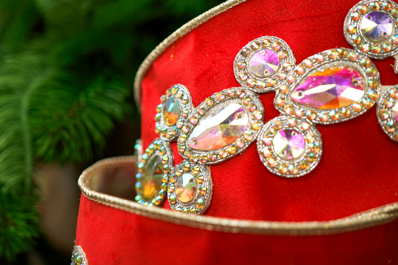 Cinta de terciopelo roja de 10 cm x 4,5 m con centro de joyas multicolor