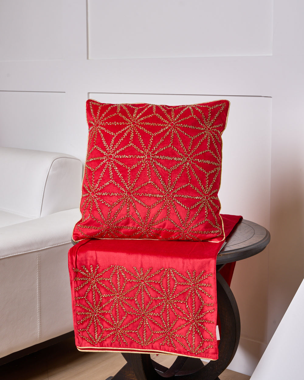 Almohada y corredor con cuentas rojas y doradas