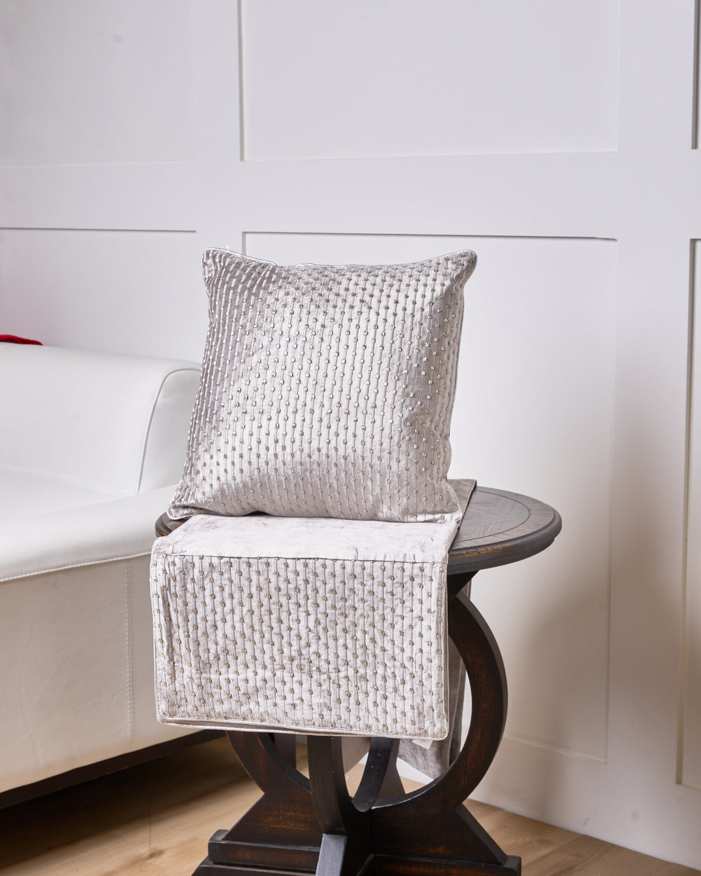 Almohada y corredor de cuentas de terciopelo gris