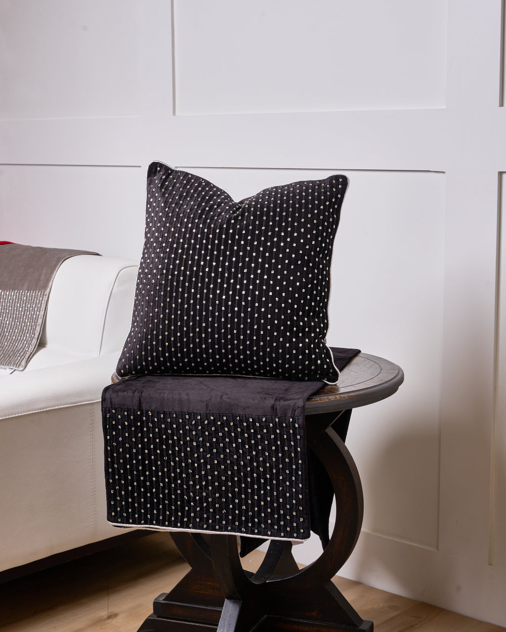 Almohada y corredor de terciopelo negro