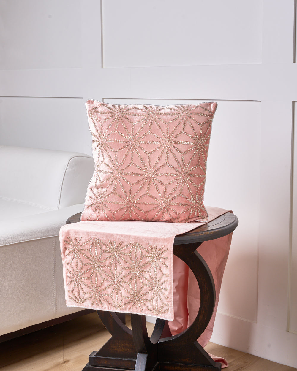 Almohada y corredor con cuentas rosas y platino