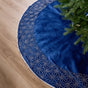 Falda de árbol de Poinsettia con cuentas azules y plateadas de 66"