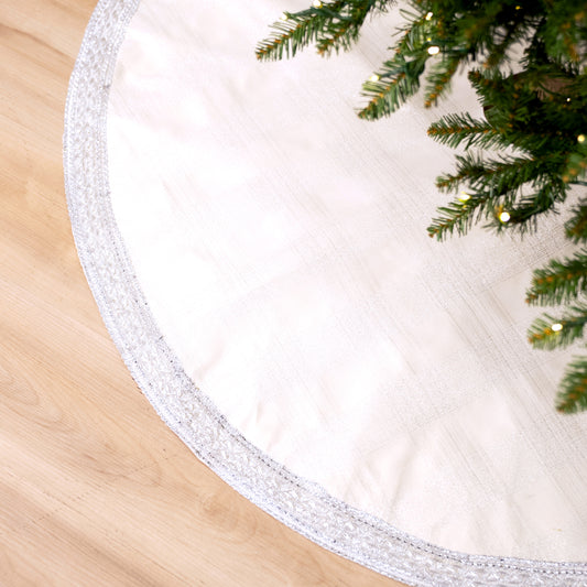 Faldón para árbol blanco de 48" con borde plateado
