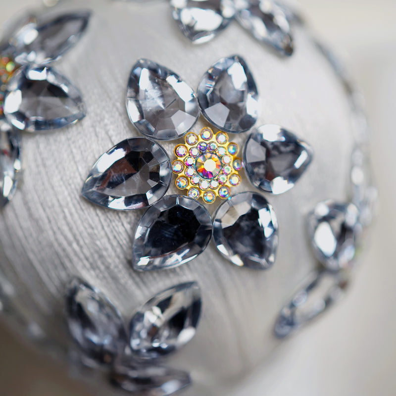 Juego de 6 adornos de bola floral blancos con joyas de 10 cm