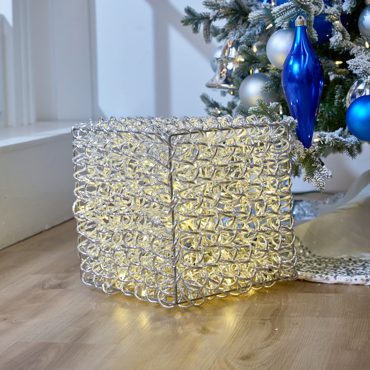 Cubo plateado de 1.3 pies con 100 luces LED cálidas
