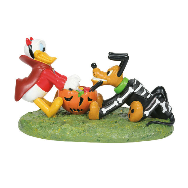 La aldea de Halloween de Mickey La pelea entre Donald y Plutón