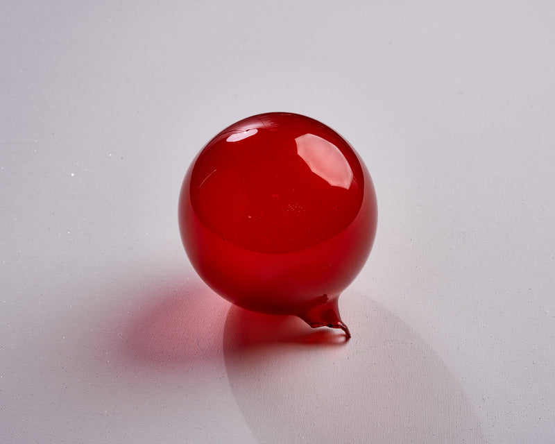 Adorno de bola de cristal con purpurina roja mate de 5"