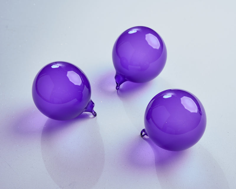 Caja de 3 adornos de cristal color chicle morado de 4"