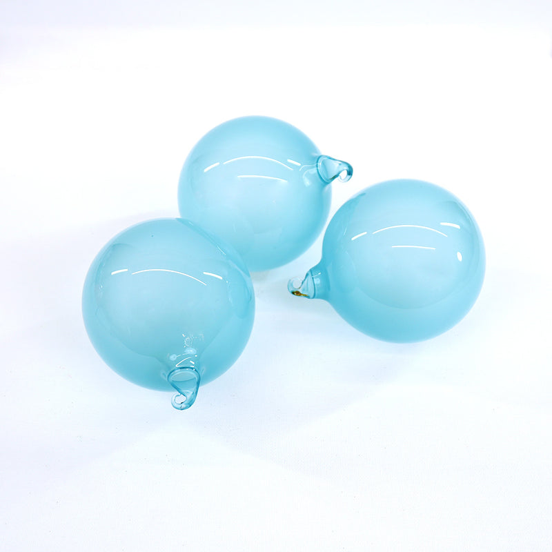 Caja de 3 adornos de cristal color chicle azul aguamarina de 4"