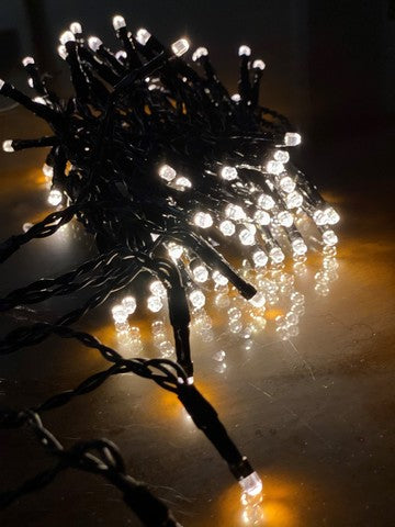 Guirnalda de luces de 60 pies con 240 LED de luz cálida, cable negro y pilas