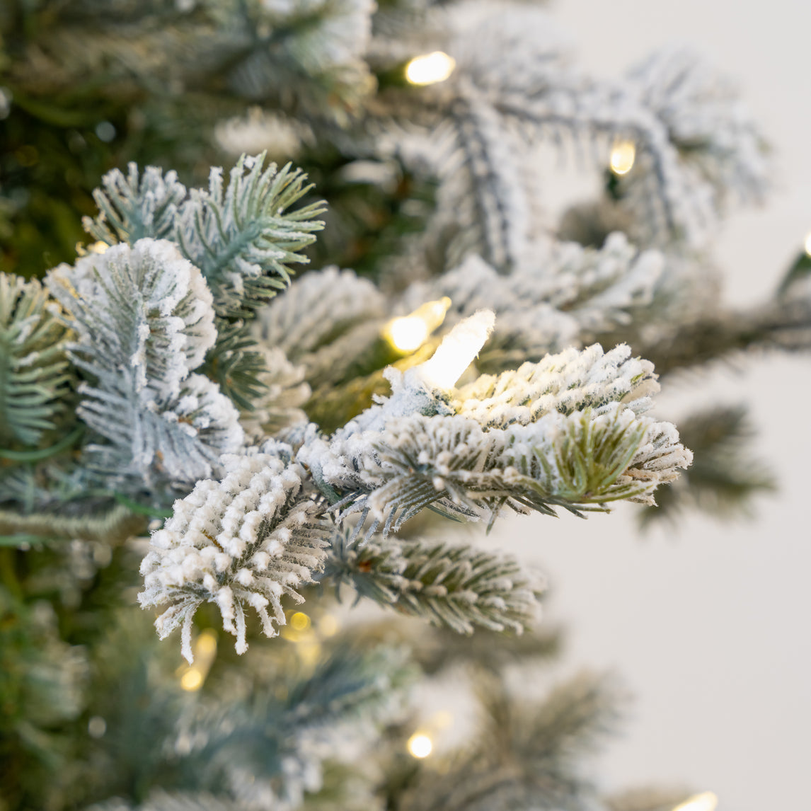 Vail Snow Pine Slim Tree luces LED preiluminadas de color blanco cálido