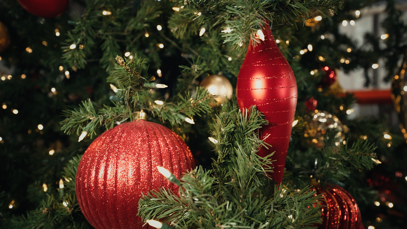 Decoración de árbol UV tradicional roja, verde y dorada