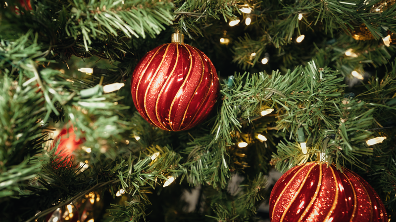 Decoración de árbol UV tradicional roja, verde y dorada