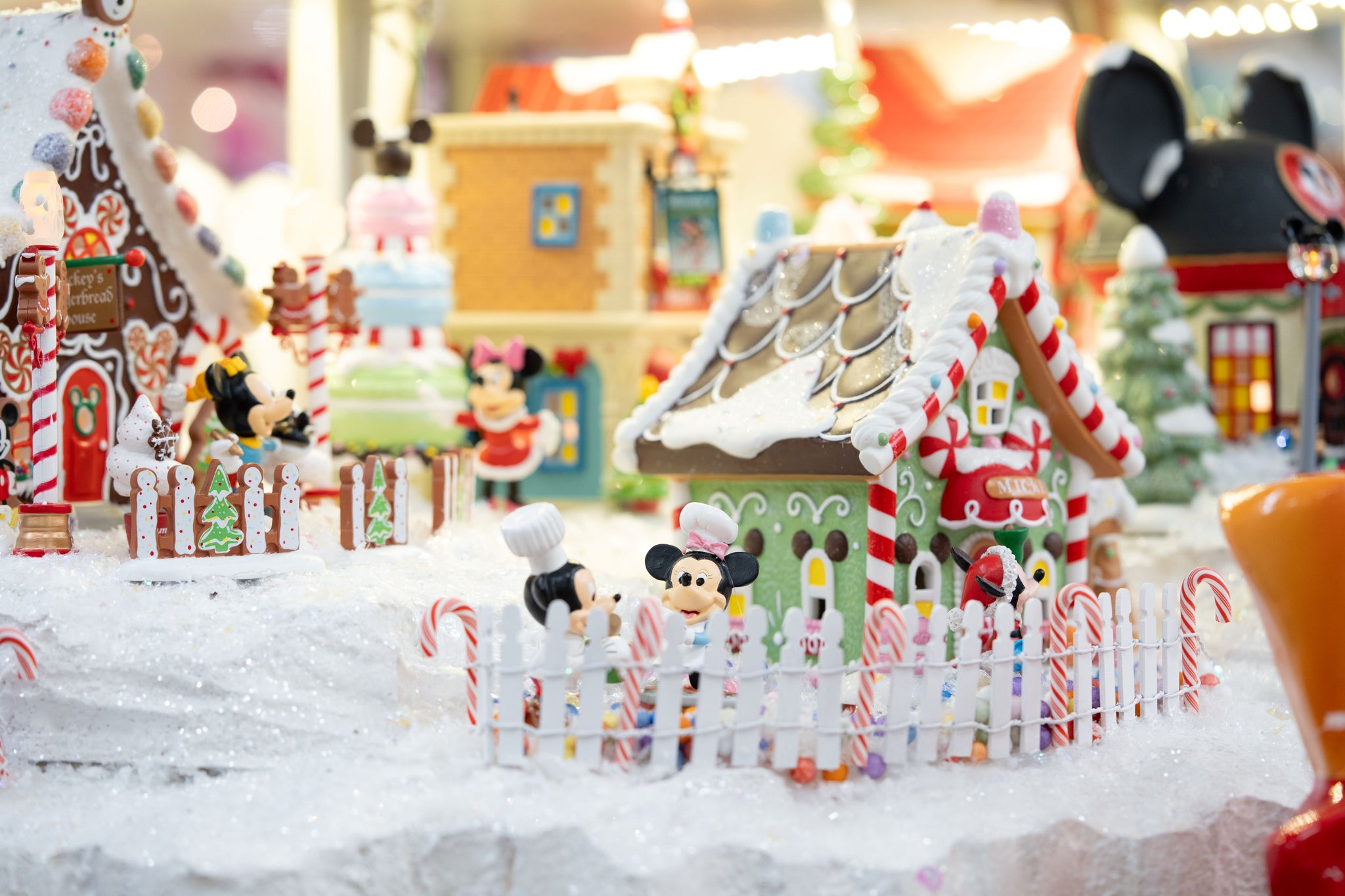Disney Village 6" Mickey's Peppermint Villa