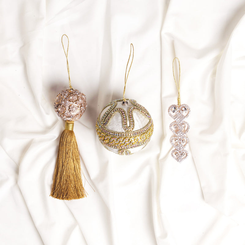 Lote de adornos y cinta Opulencia de oro y marfil
