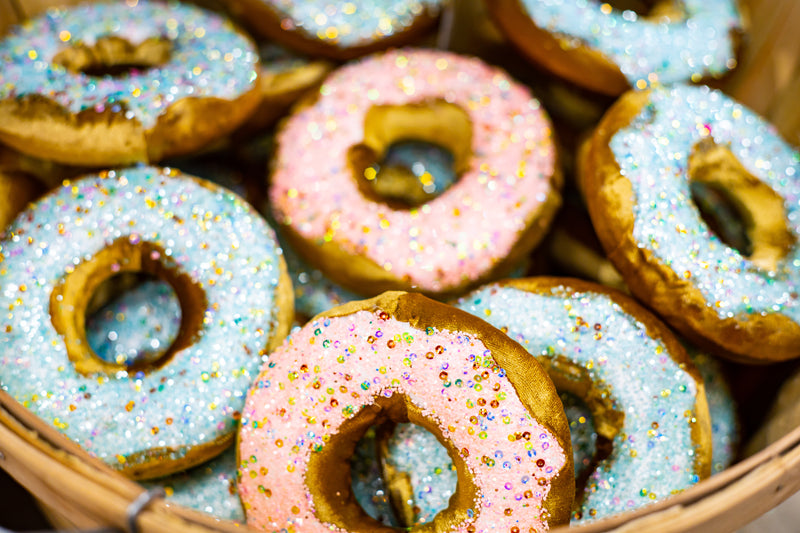 Juego de 6 adornos de donut rosa de 5" con chispas